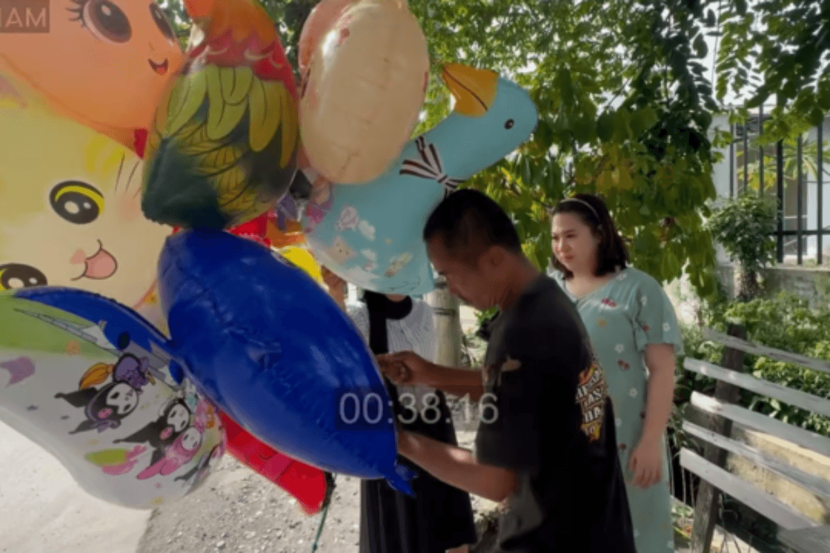 Kisir Kisah Jestham dan Bapak Penjual Balon: Sepasang Tongkat, Seikat Harapan