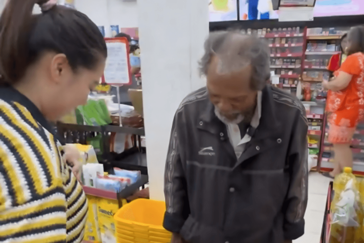 "Alhamdulillah, Baru Kali Ini Belanja Banyak" – Kisah Bapak Becak 65 Tahun yang Tak Rela Pulang Sebelum Rezeki Menjemput