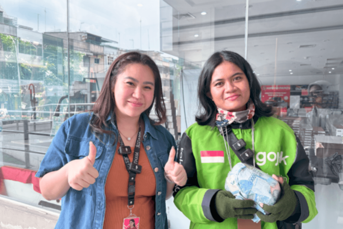 Sebuah Bola Kejutan dan Hati Seorang Ibu: Kisah Haru di Balik Kerja Keras seorang Driver Ojol