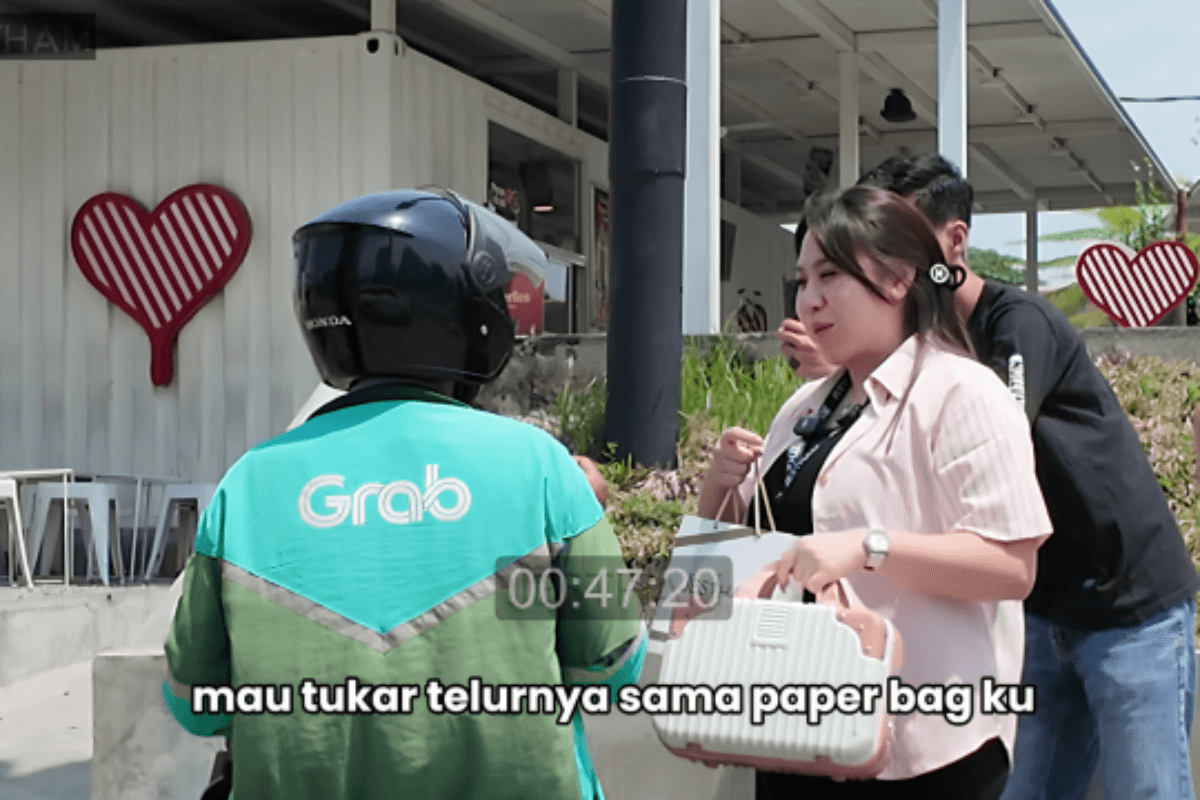 Tantangan Telur vs Paper Bag: Kejutan Manis untuk Abang Ojol yang Ternyata Pelanggan Setia JÈSTHAM