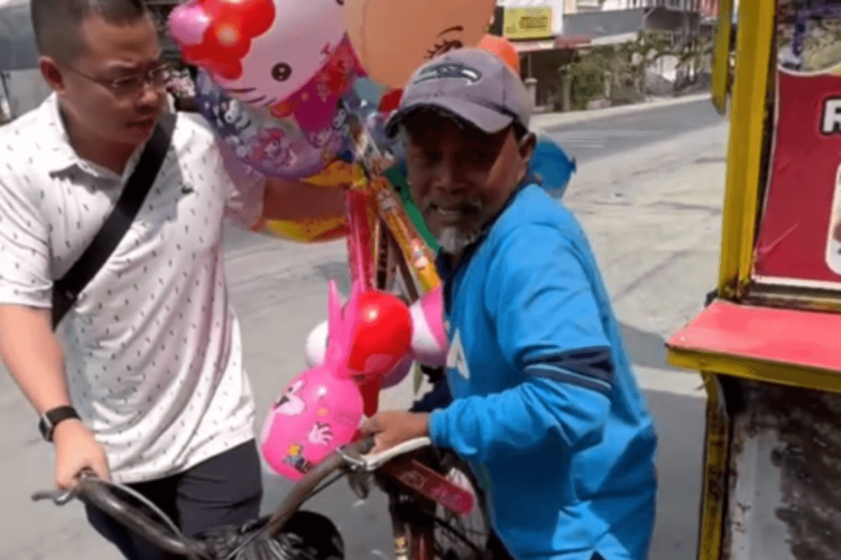 Dua Menit yang Mengubah Kesedihan Seorang Ayah Penjual Balon