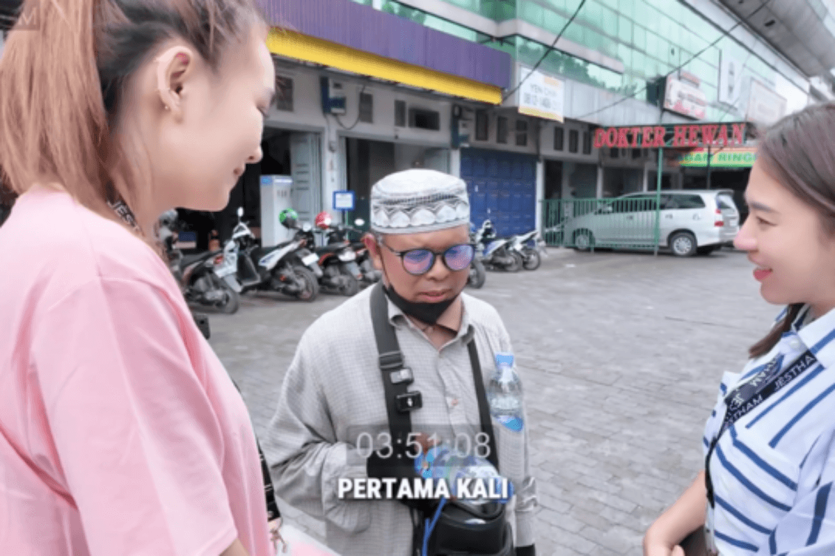 Tawar Rp1 Juta untuk Dagangan Rp100 Ribu, Bapak Penjual Asongan Ini Tak Kuasa Menahan Haru