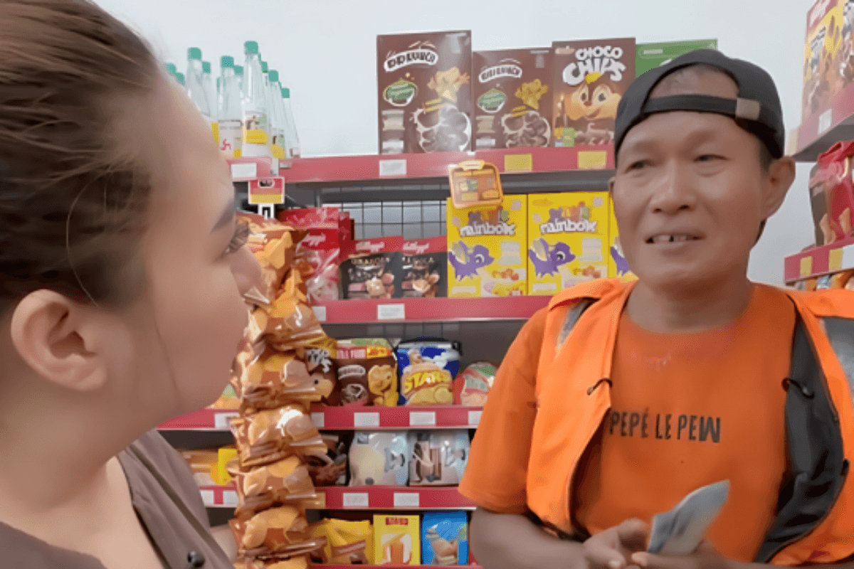 Sandal Lepas, Hati Terikat: Ketika Jestham Memeluk Haru Seorang Bapak Penjaga Parkir