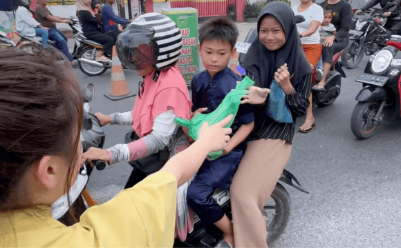 Berbagi Kebahagiaan, Nasi Gratis di Jumat Berkah