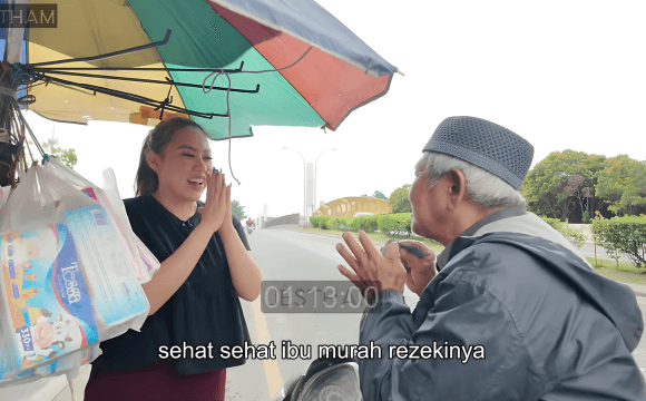 Momen penuh haru saat bapak penjual tisu menyampaikan doa tulus dan ucapan terima kasih kepada Jestham yang telah memborong dagangannya.