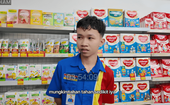 Raut wajah sendu Rifki saat menceritakan perjuangan dan pengorbanannya menahan lapar selama merantau jauh dari keluarga.