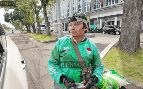Raut wajah haru abang ojol saat tak menyangka menerima bantuan tak terduga dari tim Jestham untuk keluarganya.