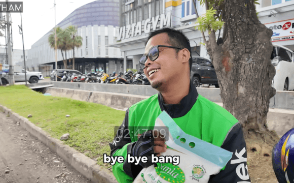 Senyum gembira terpancar dari abang ojol saat memeluk beras murah dan rezeki tak terduga yang ia dapatkan dari Jestham.
