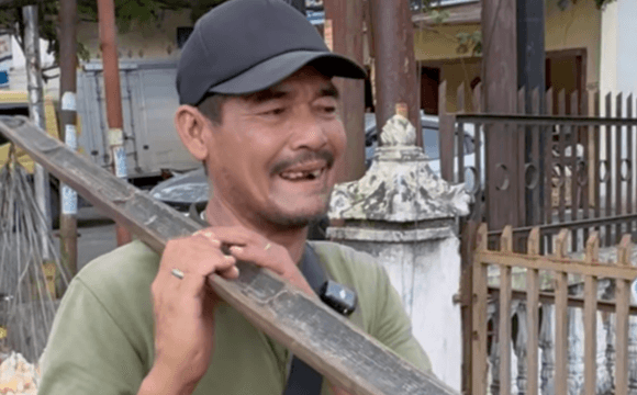 Perjuangan Seorang Bapak Penjual Kerupuk Keliling
