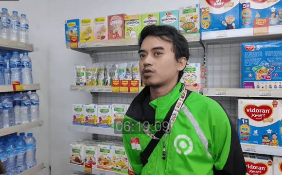 Raut wajah penuh haru driver ojol saat berbagi kisah tentang orang tuanya