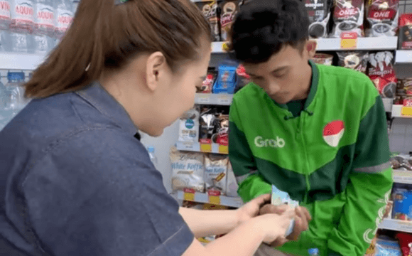 Dengan rasa haru yang mendalam abang ojol ini menerima bantuan uang tunai dari jestham untuk membantu melunasi tunggakan cicilan motornya.