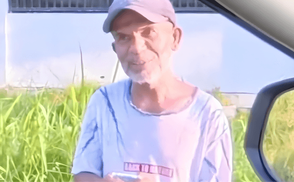 Raut wajah bahagia dan senyum syukur bapak penjual tisu renta saat menyambut kepedulian dari Jestham dari luar jendela mobil.