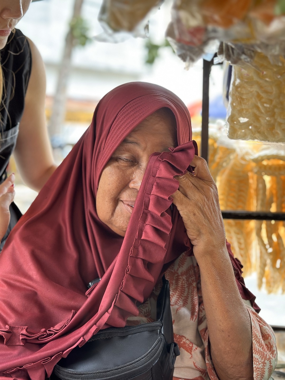 Ibu Penjual Kerupuk, Malaikat tak Bersayap