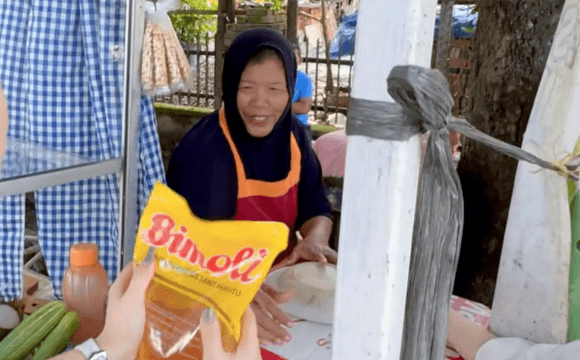 The joyful smiles of street vendors fighting for their livelihood
