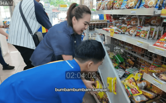 The chaotic excitement as Jestham accompanied Rifki, who raced to hoard as many instant noodles as possible in the one-minute shopping challenge.