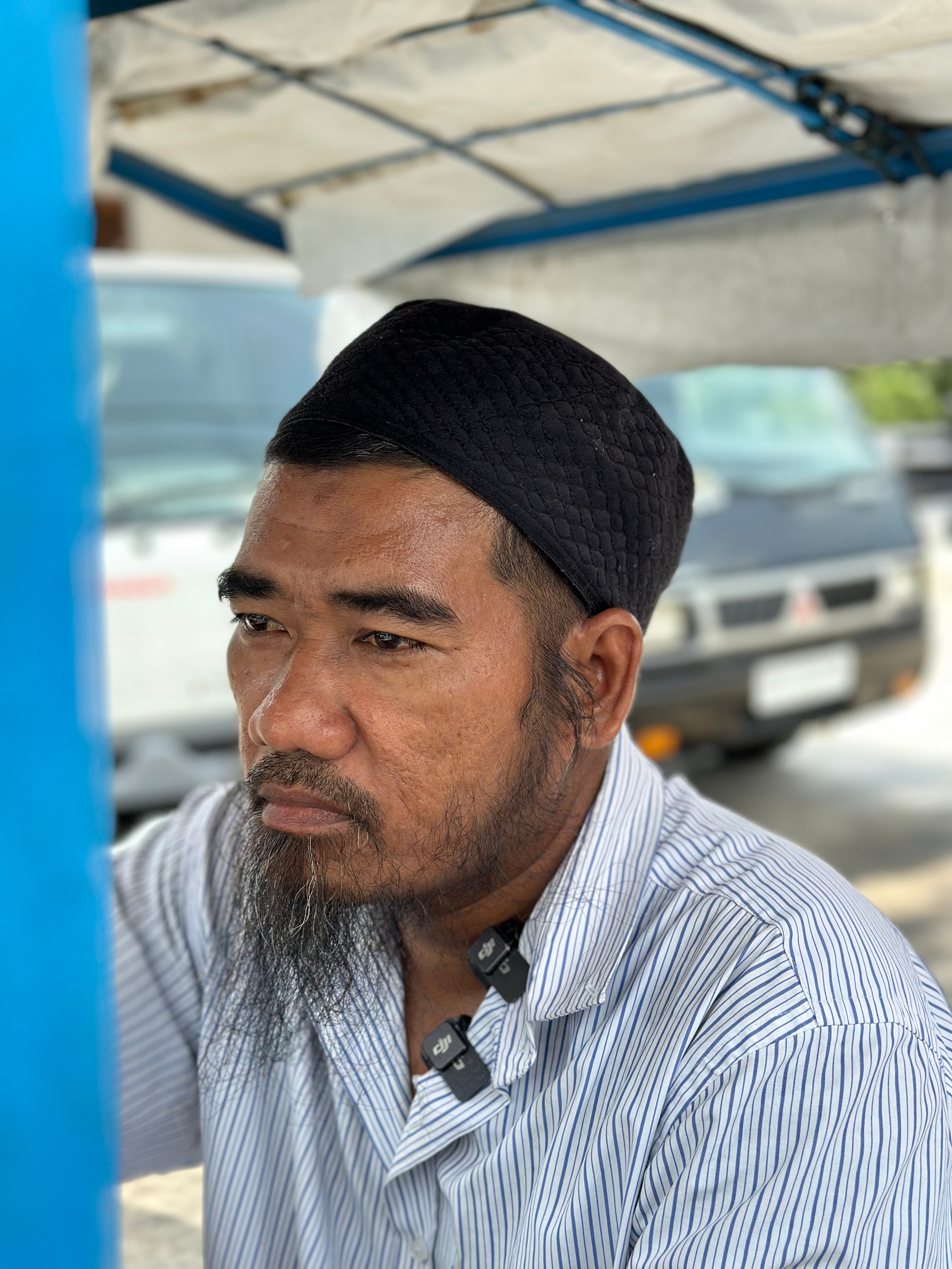 The Molen Seller Works Hard and Devotes Himself to Worship