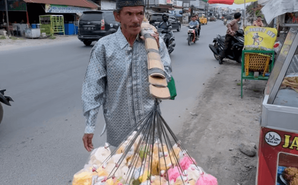 Dagang Kerupuk Keliling untuk Bertahan Hidup