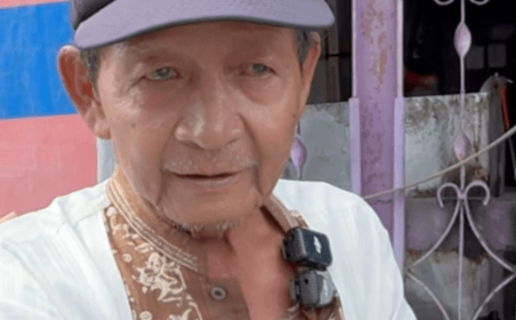 Penjual Nira Yang Giat Berjuang di Usia Senja
