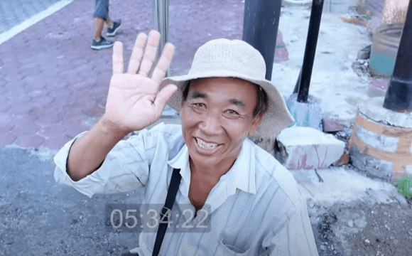 Bapak Penjual Mainan, Mencari Nafkah di Negeri Orang