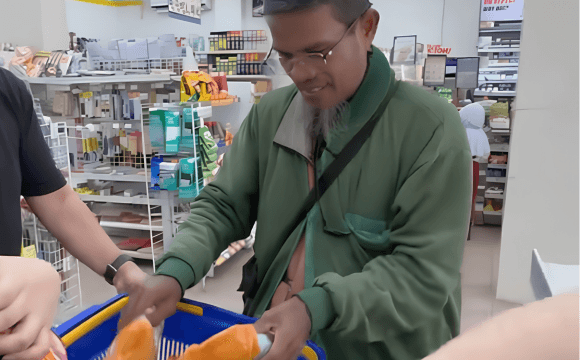 Dengan tersenyum bahagia, bapak ojol ini memasukkan berbagai bahan kebutuhan pokok ke dalam keranjang belanjanya di minimarket.