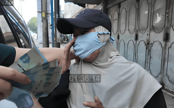Suasana haru saat ibu penjual tisu dan koran menerima bantuan rezeki dari Jestham di pinggir jalan.