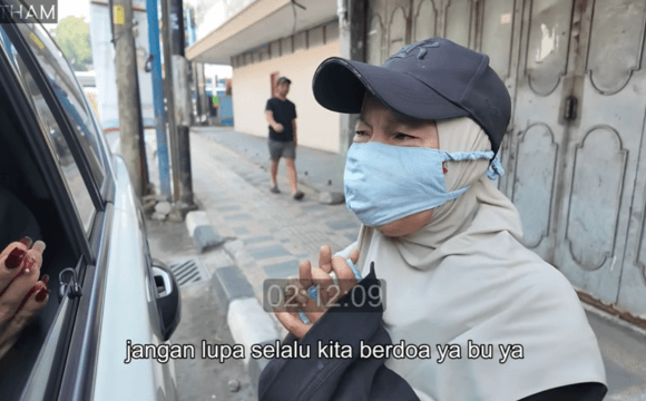 Suasana haru saat ibu penjual tisu dan koran menerima bantuan rezeki dari Jestham di pinggir jalan.