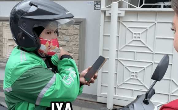 Ibu Pengemudi Ojek Online, Pahlawan Bagi Anak 