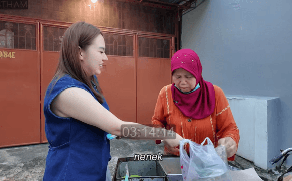 Jestham saat membeli dan memborong dagangan pecel milik nenek berusia 69 tahun yang gigih mencari nafkah.