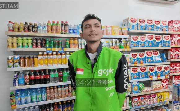 Raut bahagia dan lega terpancar dari wajah driver ojol yang bersyukur usai menerima kejutan bantuan sembako dari Jestham untuk keluarganya.