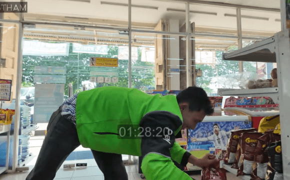 Aksi sigap Muhammad Fadilah, driver ojol yang pantang menyerah, saat berburu bahan makanan dalam tantangan belanja sembako bersama Jestham.