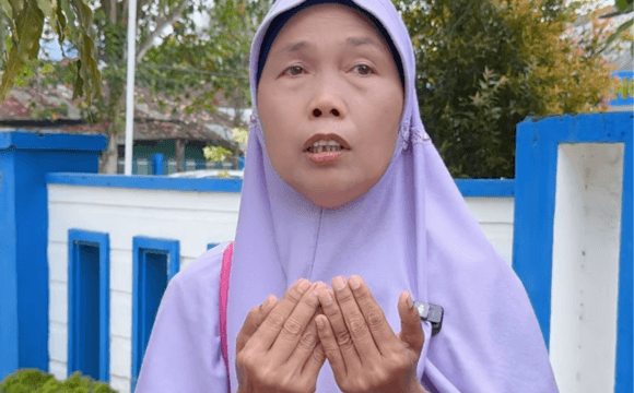 The Hardships of a Street-Selling Cake Mom