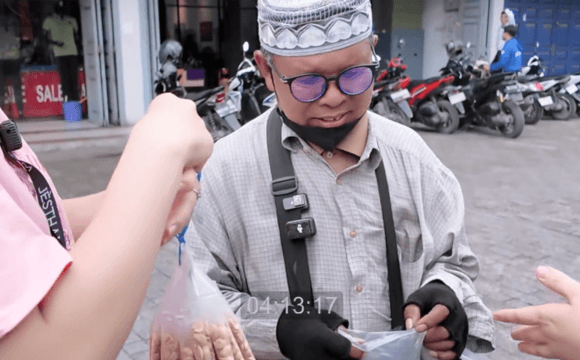Ekspresi haru dan tak menyangka terpancar dari bapak penjual asongan saat Jestham memborong habis barang dagangannya.