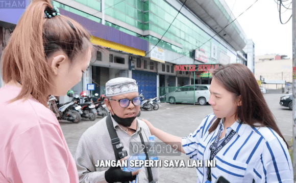 Momen hangat penuh rasa kagum saat Jestham mendengarkan kisah perjuangan bapak penjual asongan yang pantang menyerah demi membiayai pendidikan anak-anaknya.