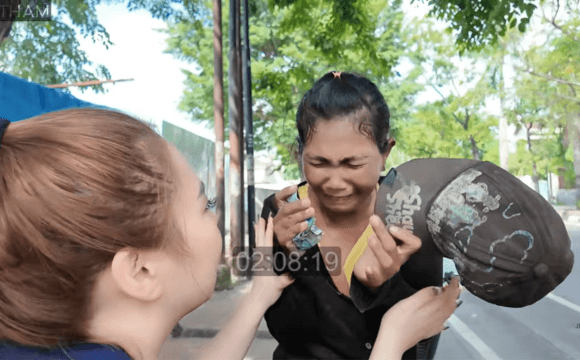 Tangis haru sang ibu pecah saat menerima rezeki dan bantuan dari Jestham setelah dagangan balonnya tidak laku selama dua hari.