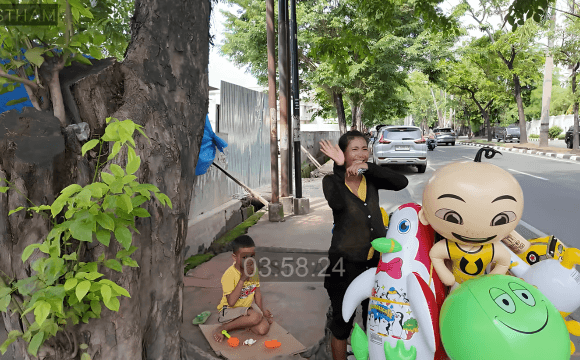Lambaian tangan penuh rasa syukur dari penjual balon di pinggir jalan setelah berpamitan dengan Jestham.