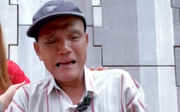 Perjuangan Hebat Bapak Penjual Kerupuk