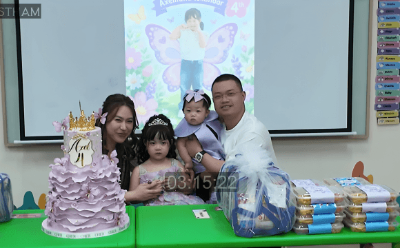 Kebersamaan hangat keluarga kecil Jestham saat merayakan ulang tahun Axel yang ke-4 di sekolahnya.