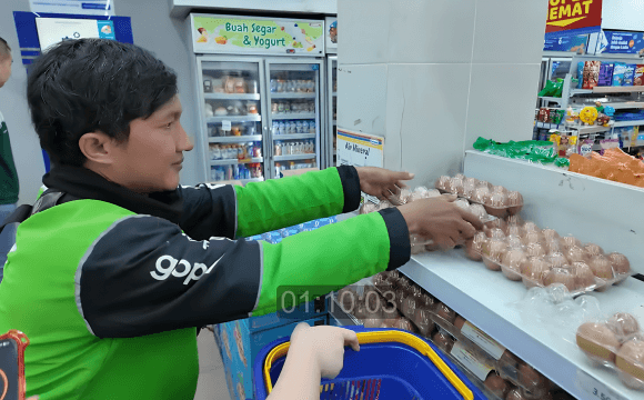 Aksi cekatan Abang ojol saat mengambil telur dalam tantangan belanja dua menit.