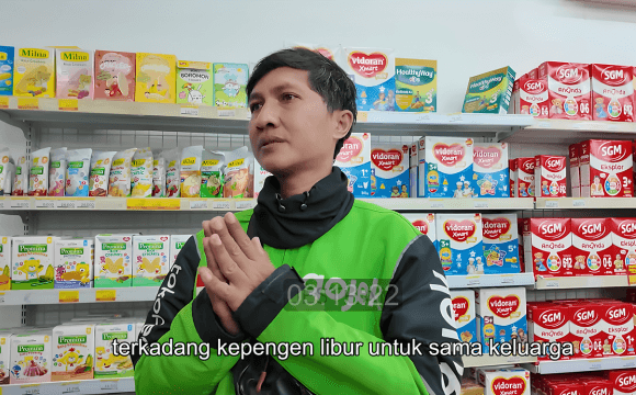 Aksi cekatan Abang ojol saat mengambil telur dalam tantangan belanja dua menit.