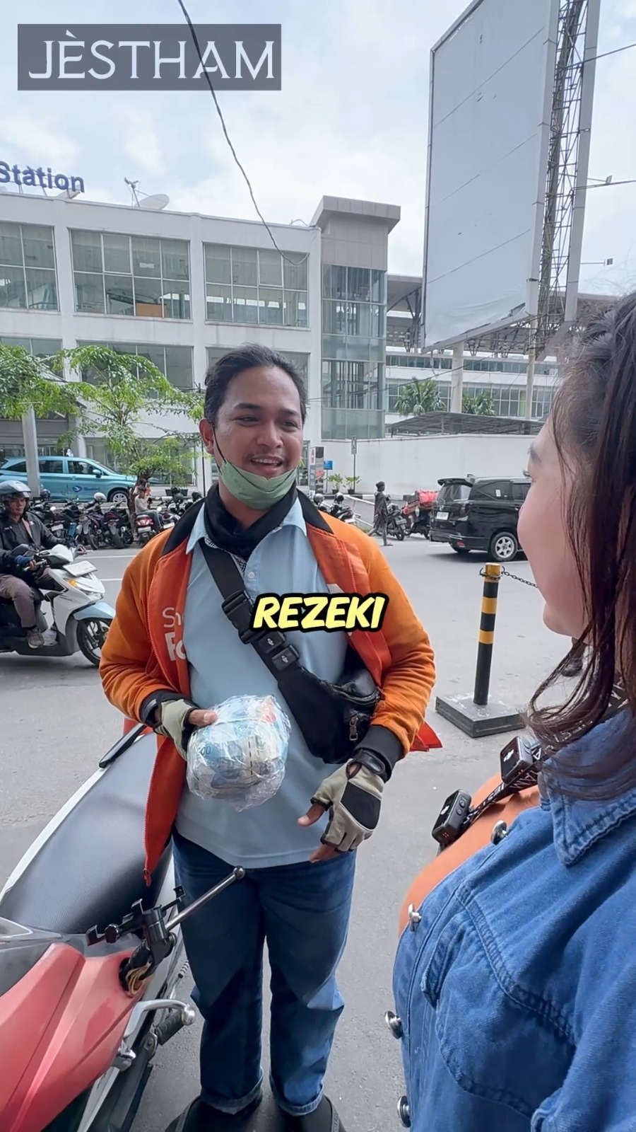 Rezeki Abang Ojol, Challenge Tangkap Bola Isi Uang
