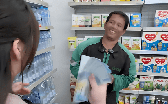 Raut bahagia dan senyum haru bapak driver ojol saat menerima tambahan rezeki dari Jestham usai menyelesaikan tantangan belanja sembako gratis.