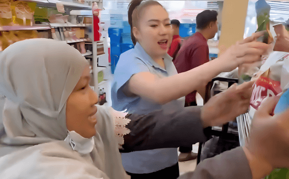 Jestham while helping a mother grab various daily necessities during the free grocery shopping challenge at a minimarket.