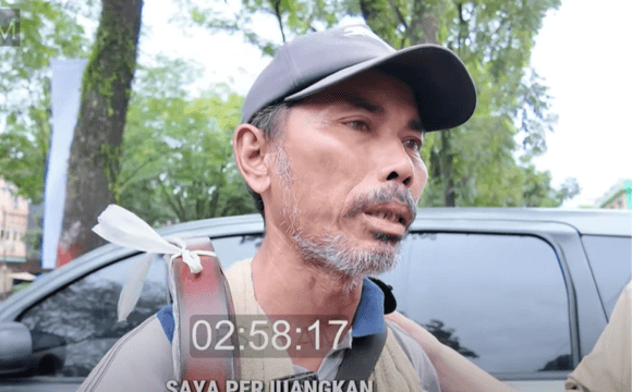 Pedagang Tali Pinggang Keliling, Berjuang demi Keluarga