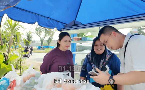 Momen kehangatan saat Jestham menghitung total dagangan takjil bersama sang ibu penjual untuk memborong seluruh barang jualannya di pinggir jalan.