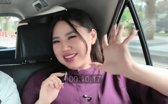 Senyum hangat dan sapaan ramah Jestham dari dalam mobil saat memulai perjalanan untuk memborong takjil dan berbagi kebaikan di jalanan kota Medan.
