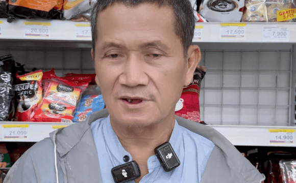 A heartfelt smile from Mr. Darussalam, the tissue vendor