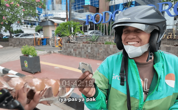Senyum Hangat Bapak Ojol 