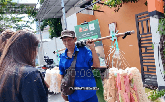 Momen hangat ketika Jestham mendengarkan dengan penuh empati kisah perjuangan hidup bapak penjual kerupuk pikul.