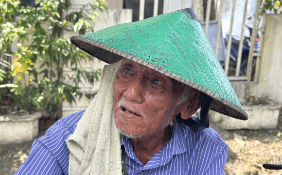 The Great Journey and Life Struggle of the Elderly Man