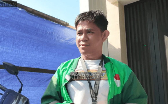 Senyum gembira Rijal sang driver ojol saat tak menyangka menerima bantuan tak terduga dari Jestham agar bisa pulang lebih cepat setelah seharian bekerja.